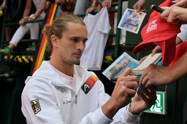 Alexander Zverev GER gibt Autogramme 19.09.2026 ¢ Tennis ¢ Davis Cup Qualifiers 2. Runde ¢ Deutschland vs Kroatien , heristo-arena, Halle (Westfalen), NRW Germany