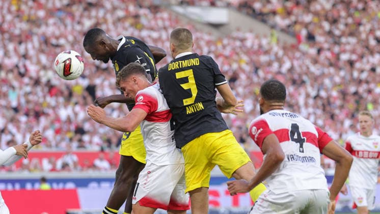 19.09.2026, Deutschland, Stuttgart, Fußball Bundesliga, VfB Stuttgart vs. Borussia Dortmund, Serhou Guirassy (Dortmund) Grischa Prömel (VfB)