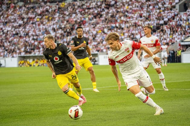 19.09.2026, xdaymx, Fussball 1.Bundesliga, VfB Stuttgart - Borussia Dortmund. vl. Julian Ryerson (Borussia Dortmund) im Zweikampf mit Maximilian Mittelstädt (VfB Stuttgart). (DFL DFB REGULATIONS PROHIBIT ANY USE OF PHOTOGRAPHS as IMAGE SEQUENCES and or QUASI-VIDEO) Stuttgart