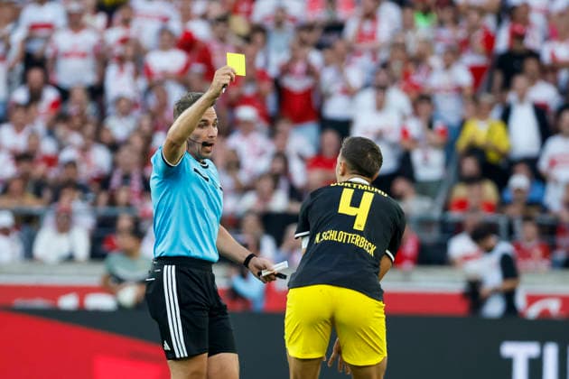 Nico Schlotterbeck (BVB Dortmund, 04) bekommt die gelbe Karte von Schiedsrichter Tobias Stieler , Deutschland, Fussball, 1. Bundesliga, 4.Spieltag, 2026 2027, VfB Stuttgart vs. Borussia Dortmund, 19.09.2026, Stuttgart MHP Arena Deutschland Copyright: xGrantxHubbsx
