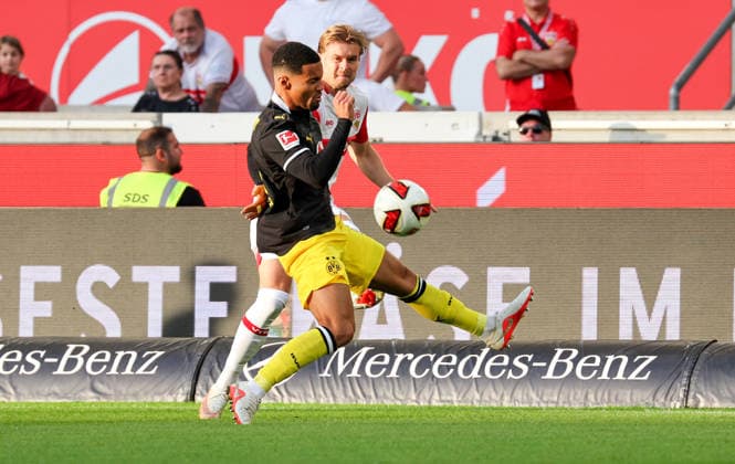 19.09.2026, Deutschland, Stuttgart, Fußball Bundesliga, VfB Stuttgart vs. Borussia Dortmund, v.l. Ethan Nwaneri (BVB), Maximilian Mittelstädt (VfB)