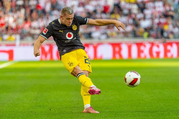 1. Fußball Bundesliga: VfB Stuttgart vs. Borussia Dortmund; 19.09.2026 Stuttgart, GERMANY - 19. September 2027: Julian Ryerson (Borussia Dortmund, 26) während dem Spiel zwischen dem VfB Stuttgart und Borussia Dortmund am 4. Spieltag der 1. Fußball Bundesliga in der MHP ARENA. Copyright: xBEAUTIFULxSPORTS Steinx