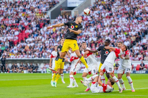 1. Fußball Bundesliga: VfB Stuttgart vs. Borussia Dortmund; 19.09.2026 Stuttgart, GERMANY - 19. September 2027: Waldemar Anton (Borussia Dortmund, 3) beim Kopfball während dem Spiel zwischen dem VfB Stuttgart und Borussia Dortmund am 4. Spieltag der 1. Fußball Bundesliga in der MHP ARENA. Copyright: xBEAUTIFULxSPORTS Steinx