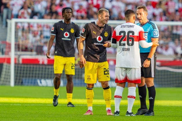 1. Fußball Bundesliga: VfB Stuttgart vs. Borussia Dortmund; 19.09.2026 Stuttgart, GERMANY - 19. September 2027: Schiedrichter Tobias Stieler in Diskussion mit Deniz Undav (VfB Stuttgart, 26) und Julian Ryerson (Borussia Dortmund, 26)während dem Spiel zwischen dem VfB Stuttgart und Borussia Dortmund am 4. Spieltag der 1. Fußball Bundesliga in der MHP ARENA. Copyright: xBEAUTIFULxSPORTS Steinx