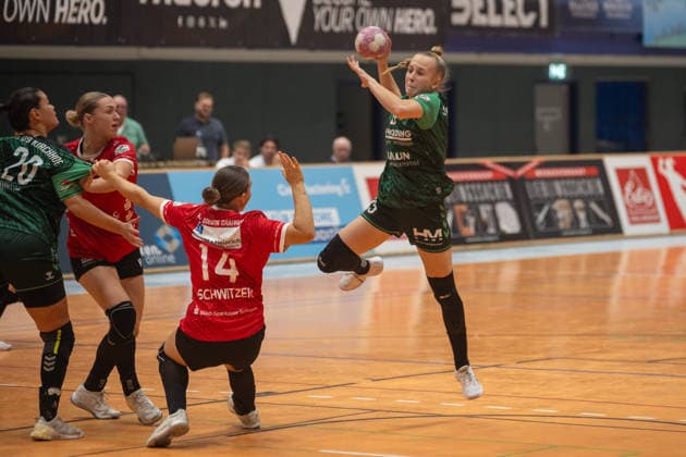 Juliana Wagner (SG 09 Kirchhof, 15) geht zum WURF HOCH. Davor Nora Lundell (SG 09 Kirchhof, 20) und Emma Elisabeth Schwitzer (HSV Solingen Graefrath, 14). HSV Solingen Graefrath 76 vs. SG 09 Kirchhof, Handball Frauen 2. Bundesliga, Alsco 2.HBL, 04. Spieltag, Saison 2026 2027, 19.09.2026 HSV Solingen Graefrath 76 vs. SG 09 Kirchhof, Handball Frauen 2. Bundesliga, Alsco 2. HBF, 04. Spieltag, Saison 2026 2027, 19.09.2026 Solingen Copyright: xEibner-Pressefoto ThomasxHaeslerx EP_THR
