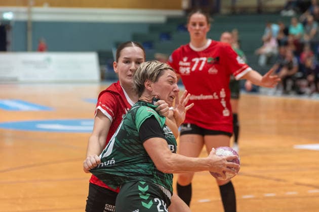 Zweikampf zwischen Nele Spengler (HSV Solingen Graefrath, 34) und Lydia Jakubisova (SG 09 Kirchhof, 28). HSV Solingen Graefrath 76 vs. SG 09 Kirchhof, Handball Frauen 2. Bundesliga, Alsco 2.HBL, 04. Spieltag, Saison 2026 2027, 19.09.2026 HSV Solingen Graefrath 76 vs. SG 09 Kirchhof, Handball Frauen 2. Bundesliga, Alsco 2. HBF, 04. Spieltag, Saison 2026 2027, 19.09.2026 Solingen Copyright: xEibner-Pressefoto ThomasxHaeslerx EP_THR