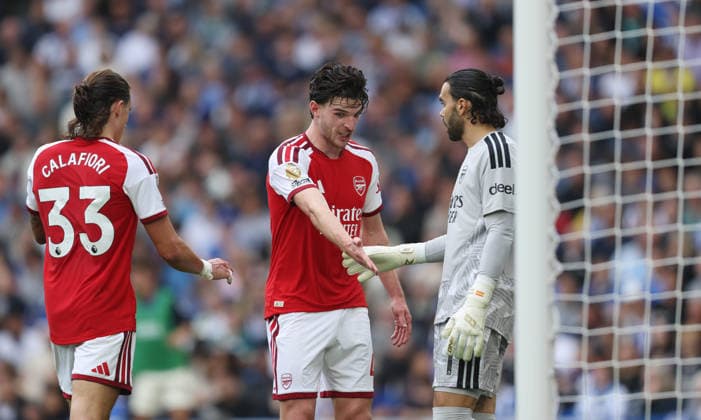 Premier League - Brighton & Hove Albion v Arsenal BRIGHTON, ENGLAND, SEPTEMBER 19: Declan Rice of Arsenal looks frustrated & annoyed with David Raya of Arsenal during The Premier League match between Brighton & Hove Albion v Arsenal at the AMEX Stadium, Brighton, England, on September 19. (Photo by Daniel Weir) Brighton AMEX Stadium England Copyright: xDanielxWeir SportsxPressxPhotox Sportspressphoto_SPR234991