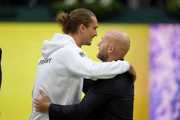 v.l. Alexander ZVEREV (GER) Ronald RAUHE, Staatsminister fuer und Ehrenamt, Ehrung fuer Alexander ZVEREV (GER) fuer seinen Sieg bei den US Open, Deutschland (GER) - Kroatien (CRO) Tennis Davis Cup Qualifiers Round 2 am 19.09.2026 in der Heristo Arena Halle Westfalen, Deutschland. Â