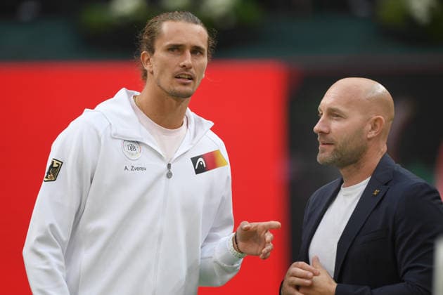 v.l. Alexander ZVEREV (GER) Ronald RAUHE, Staatsminister fuer und Ehrenamt, Ehrung fuer Alexander ZVEREV (GER) fuer seinen Sieg bei den US Open, Deutschland (GER) - Kroatien (CRO) Tennis Davis Cup Qualifiers Round 2 am 19.09.2026 in der Heristo Arena Halle Westfalen, Deutschland. Â