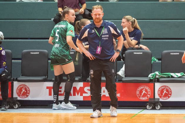 Christian Denk (SG 09 Kirchhof, Trainer) sieht sich, in der Halbzeitpause, aufgrund des Spielstandes einer schweren Aufgabe gegenueber. Daneben Helene Wagner (SG 09 Kirchhof, 05). HSV Solingen Graefrath 76 vs. SG 09 Kirchhof, Handball Frauen 2. Bundesliga, Alsco 2.HBL, 04. Spieltag, Saison 2026 2027, 19.09.2026 HSV Solingen Graefrath 76 vs. SG 09 Kirchhof, Handball Frauen 2. Bundesliga, Alsco 2. HBF, 04. Spieltag, Saison 2026 2027, 19.09.2026 Solingen Copyright: xEibner-Pressefoto ThomasxHaeslerx EP_THR
