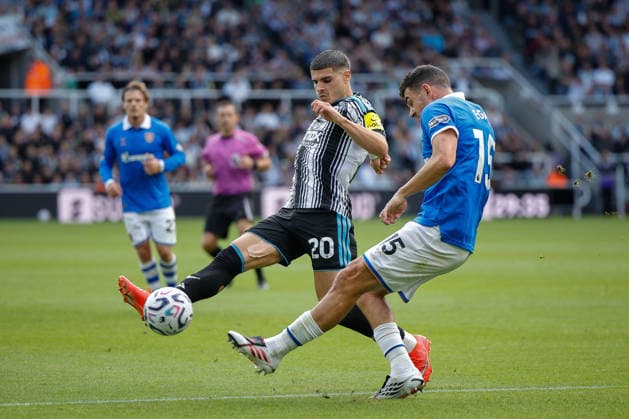 Newcastle United v Hull City, Premier League Matias Fernandez Pardo of Newcastle United closes down John Egan of Hull City during the Newcastle United v Hull City Premier League match at St. James Park, Newcastle Upon Tyne, England on 19 September 2026 Credit: Craig Cowan Every Second Media Editorial use only. All images are copyright Every Second Media Limited. No images may be reproduced without prior permission. All rights reserved. Premier League and Football League images are subject to licensing agreements with Football DataCo Limited. see https: www.football-dataco.com Copyright: xIMAGO EveryxSecondxMediax ESM-2174-0137 CraigxCowanx xEveryxSecondxMediax