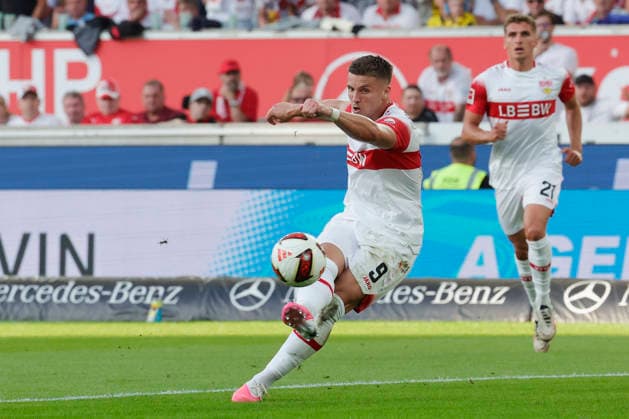 Im Bild: Ermedin Demirovic (VfB Stuttgart, 9) mit dem Schuss aufs Tor 19.09.2026, VfB Stuttgart - Borussia Dortmund, 1. Bundesliga, 4. Spieltag, Deutschland, Stuttgart, MHP Arena, DFL REGULATIONS PROHIBIT ANY USE OF PHOTOGRAPHS AS IMAGE SEQUENCES AND OR QUASI-VIDEO. Copyright: HMBxMedia xJulienxBecker
