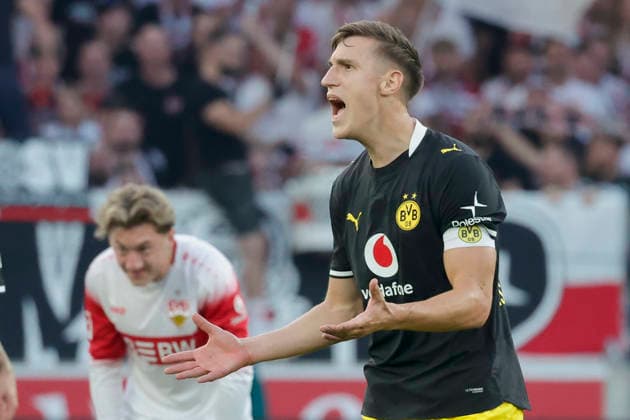 Im Bild: Verwunderung bei Nico Schlotterbeck (Borussia Dortmund, 4) 19.09.2026, VfB Stuttgart - Borussia Dortmund, 1. Bundesliga, 4. Spieltag, Deutschland, Stuttgart, MHP Arena, DFL REGULATIONS PROHIBIT ANY USE OF PHOTOGRAPHS AS IMAGE SEQUENCES AND OR QUASI-VIDEO. Copyright: HMBxMedia xJulienxBecker