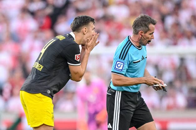Nico Schlotterbeck (Borussia Dortmund) gestikuliert, gestik waehrend des spiels der 1. Bundesliga zwischen VfB Stuttgart und Borussia Dortmund, MHPArena am 19. September 2026 in Stuttgart, Deutschland. (Foto von Harry Langer DeFodi Images) +++ Nico Schlotterbeck (Borussia Dortmund) gestures during the Bundesliga match between VfB Stuttgart and Borussia Dortmund at MHPArena on September 19, 2026 in Stuttgart, Germany. (Photo by Harry Langer DeFodi Images) DFB DFL REGULATIONS PROHIBIT ANY USE OF PHOTOGRAPHS AS IMAGE SEQUENCES AND OR QUASI-VIDEO. (Photo by Harry Langer DeFodi Images) DFB DFL REGULATIONS PROHIBIT ANY USE OF PHOTOGRAPHS AS IMAGE SEQUENCES AND OR QUASI-VIDEO. -