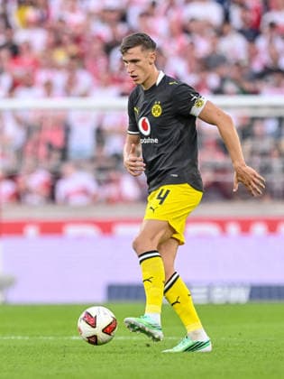 Nico Schlotterbeck (Borussia Dortmund) in Aktion, am Ball, Einzelaktion waehrend des spiels der 1. Bundesliga zwischen VfB Stuttgart und Borussia Dortmund, MHPArena am 19. September 2026 in Stuttgart, Deutschland. (Foto von Harry Langer DeFodi Images) +++ Nico Schlotterbeck (Borussia Dortmund) controls the Ball during the Bundesliga match between VfB Stuttgart and Borussia Dortmund at MHPArena on September 19, 2026 in Stuttgart, Germany. (Photo by Harry Langer DeFodi Images) DFB DFL REGULATIONS PROHIBIT ANY USE OF PHOTOGRAPHS AS IMAGE SEQUENCES AND OR QUASI-VIDEO. (Photo by Harry Langer DeFodi Images) DFB DFL REGULATIONS PROHIBIT ANY USE OF PHOTOGRAPHS AS IMAGE SEQUENCES AND OR QUASI-VIDEO. -