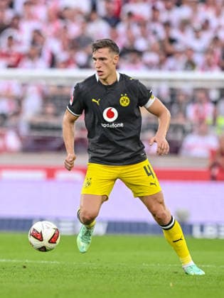 Nico Schlotterbeck (Borussia Dortmund) in Aktion, am Ball, Einzelaktion waehrend des spiels der 1. Bundesliga zwischen VfB Stuttgart und Borussia Dortmund, MHPArena am 19. September 2026 in Stuttgart, Deutschland. (Foto von Harry Langer DeFodi Images) +++ Nico Schlotterbeck (Borussia Dortmund) controls the Ball during the Bundesliga match between VfB Stuttgart and Borussia Dortmund at MHPArena on September 19, 2026 in Stuttgart, Germany. (Photo by Harry Langer DeFodi Images) DFB DFL REGULATIONS PROHIBIT ANY USE OF PHOTOGRAPHS AS IMAGE SEQUENCES AND OR QUASI-VIDEO. (Photo by Harry Langer DeFodi Images) DFB DFL REGULATIONS PROHIBIT ANY USE OF PHOTOGRAPHS AS IMAGE SEQUENCES AND OR QUASI-VIDEO. -