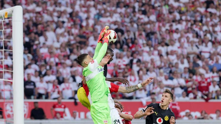 19.09.2026, Deutschland, Stuttgart, Fußball Bundesliga, VfB Stuttgart vs. Borussia Dortmund, Fabian Bredlow (VfB) Serhou Guirassy (Dortmund) Nico Schlotterbeck (Dortmund)