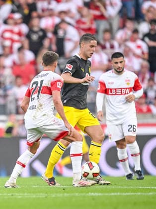 Grischa Proemel (VfB Stuttgart) und Joey Veerman (Borussia Dortmund) im Zweikampf waehrend des spiels der 1. Bundesliga zwischen VfB Stuttgart und Borussia Dortmund, MHPArena am 19. September 2026 in Stuttgart, Deutschland. (Foto von Harry Langer DeFodi Images) +++ Grischa Proemel (VfB Stuttgart) und Joey Veerman (Borussia Dortmund) battle for the ball during the Bundesliga match between VfB Stuttgart and Borussia Dortmund at MHPArena on September 19, 2026 in Stuttgart, Germany. (Photo by Harry Langer DeFodi Images) DFB DFL REGULATIONS PROHIBIT ANY USE OF PHOTOGRAPHS AS IMAGE SEQUENCES AND OR QUASI-VIDEO. (Photo by Harry Langer DeFodi Images) DFB DFL REGULATIONS PROHIBIT ANY USE OF PHOTOGRAPHS AS IMAGE SEQUENCES AND OR QUASI-VIDEO. -