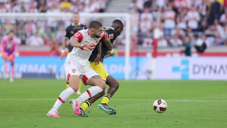 19.09.2026, Deutschland, Stuttgart, Fußball Bundesliga, VfB Stuttgart vs. Borussia Dortmund, Jeff Chabot (VfB) Serhou Guirassy (Dortmund)