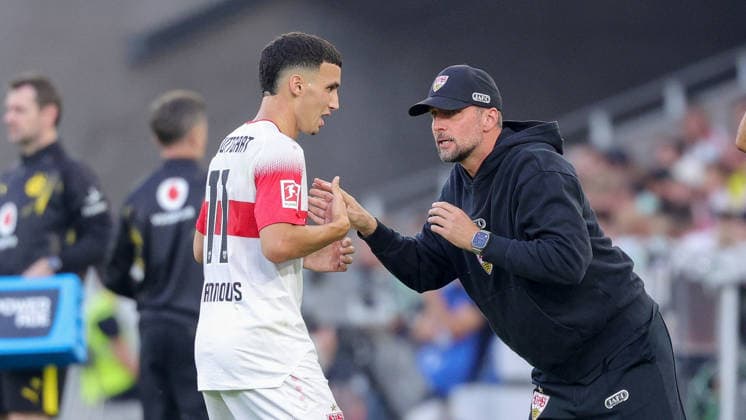 19.09.2026, Deutschland, Stuttgart, Fußball Bundesliga, VfB Stuttgart vs. Borussia Dortmund, Bilai El Khannouss (VfB) Trainer Sebastian Hoeneß (VfB)