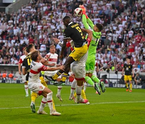 19.09.2026, Fussball 1. Bundesliga 2026 2027, 4.Spieltag, VfB Stuttgart - Borussia Dortmund, in der MHP-Arena Stuttgart, Torwart Fabian Bredlow (Stuttgart) gegen Serhou Yadaly Guirassy (Borussia Dortmund)