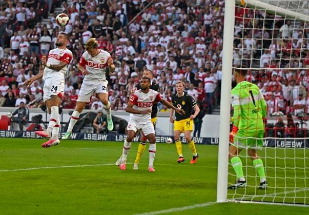 19.09.2026, Fussball 1. Bundesliga 2026 2027, 4.Spieltag, VfB Stuttgart - Borussia Dortmund, in der MHP-Arena Stuttgart, v.l. Deniz Undav (Stuttgart), Finn Jeltsch (Stuttgart) und Torwart Fabian Bredlow (Stuttgart)