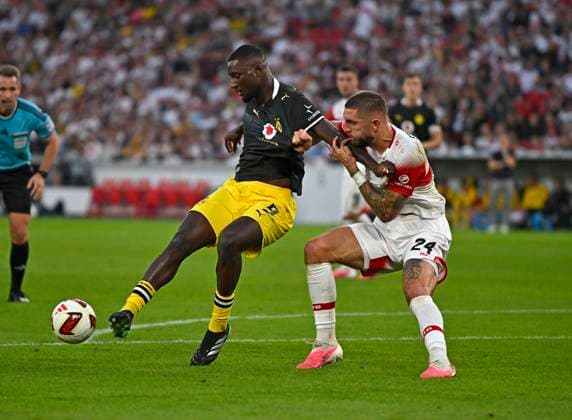 19.09.2026, Fussball 1. Bundesliga 2026 2027, 4.Spieltag, VfB Stuttgart - Borussia Dortmund, in der MHP-Arena Stuttgart, Serhou Yadaly Guirassy (Borussia Dortmund) gegen Jeff Chabot (Stuttgart)