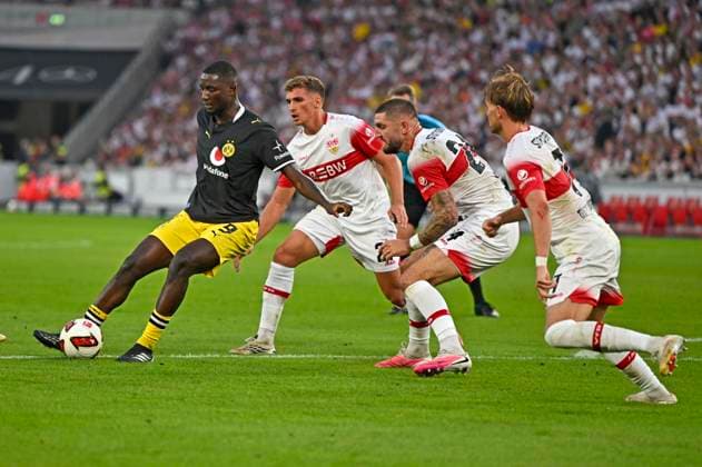 19.09.2026, Fussball 1. Bundesliga 2026 2027, 4.Spieltag, VfB Stuttgart - Borussia Dortmund, in der MHP-Arena Stuttgart, Serhou Yadaly Guirassy (Borussia Dortmund) gegen Jeff Chabot (Stuttgart)