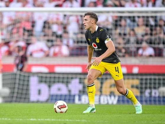 Nico Schlotterbeck (Borussia Dortmund) in Aktion, am Ball, Einzelaktion waehrend des spiels der 1. Bundesliga zwischen VfB Stuttgart und Borussia Dortmund, MHPArena am 19. September 2026 in Stuttgart, Deutschland. (Foto von Harry Langer DeFodi Images) +++ Nico Schlotterbeck (Borussia Dortmund) controls the Ball during the Bundesliga match between VfB Stuttgart and Borussia Dortmund at MHPArena on September 19, 2026 in Stuttgart, Germany. (Photo by Harry Langer DeFodi Images) DFB DFL REGULATIONS PROHIBIT ANY USE OF PHOTOGRAPHS AS IMAGE SEQUENCES AND OR QUASI-VIDEO. (Photo by Harry Langer DeFodi Images) DFB DFL REGULATIONS PROHIBIT ANY USE OF PHOTOGRAPHS AS IMAGE SEQUENCES AND OR QUASI-VIDEO. -