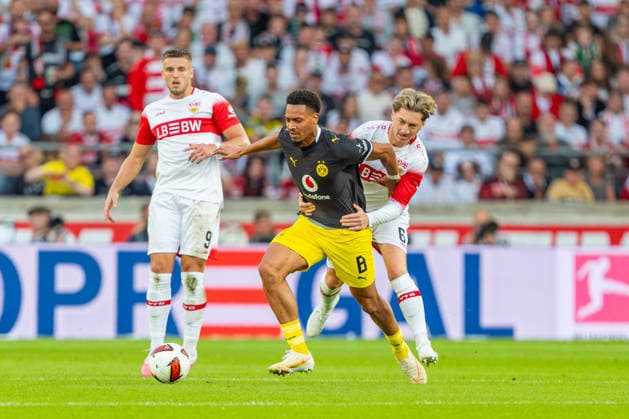 1. Fußball Bundesliga: VfB Stuttgart vs. Borussia Dortmund; 19.09.2026 Stuttgart, GERMANY - 19. September 2026: Felix Nmecha (Borussia Dortmund, 8) im Duell um den mit Angelo Stiller (VfB Stuttgart, 6) während dem Spiel zwischen dem VfB Stuttgart und Borussia Dortmund am 4. Spieltag der 1. Fußball Bundesliga in der MHP ARENA. Copyright: xBEAUTIFULxSPORTS Steinx