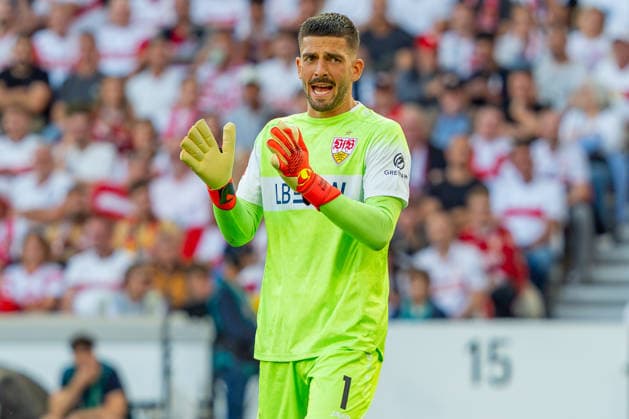 1. Fußball Bundesliga: VfB Stuttgart vs. Borussia Dortmund; 19.09.2026 Stuttgart, GERMANY - 19. September 2026: Fabian Bredlow (VfB Stuttgart, 1) feuert seine Mannschaft an während dem Spiel zwischen dem VfB Stuttgart und Borussia Dortmund am 4. Spieltag der 1. Fußball Bundesliga in der MHP ARENA. Copyright: xBEAUTIFULxSPORTS Steinx