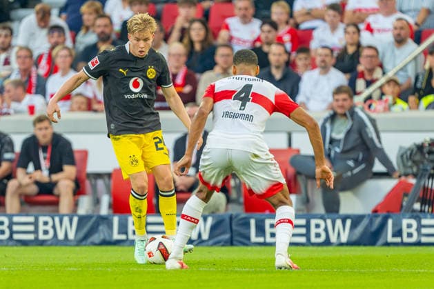 1. Fußball Bundesliga: VfB Stuttgart vs. Borussia Dortmund; 19.09.2026 Stuttgart, GERMANY - 19. September 2026: Josha Vagnoman (VfB Stuttgart, 4) verteidigt gegen Daniel Svensson (Borussia Dortmund, 24) während dem Spiel zwischen dem VfB Stuttgart und Borussia Dortmund am 4. Spieltag der 1. Fußball Bundesliga in der MHP ARENA. Copyright: xBEAUTIFULxSPORTS Steinx