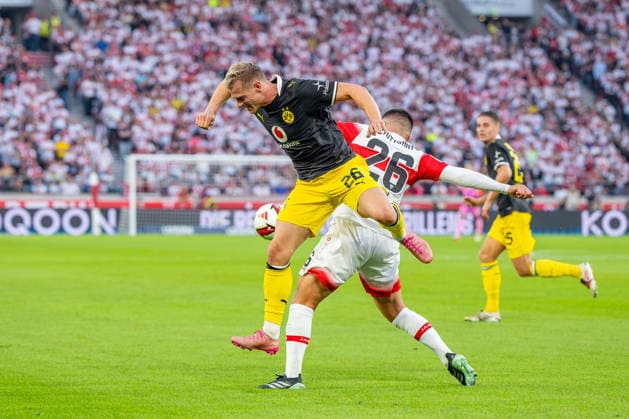 1. Fußball Bundesliga: VfB Stuttgart vs. Borussia Dortmund; 19.09.2026 Stuttgart, GERMANY - 19. September 2026: Deniz Undav (VfB Stuttgart, 26) im Zweikampf mit Julian Ryerson (Borussia Dortmund, 26) während dem Spiel zwischen dem VfB Stuttgart und Borussia Dortmund am 4. Spieltag der 1. Fußball Bundesliga in der MHP ARENA. Copyright: xBEAUTIFULxSPORTS Steinx