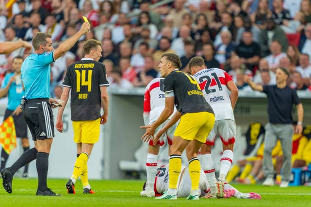 1. Fußball Bundesliga: VfB Stuttgart vs. Borussia Dortmund; 19.09.2026 Stuttgart, GERMANY - 19. September 2026: Nico Schlotterbeck (Borussia Dortmund, 4) sieht gelb nach Foul während dem Spiel zwischen dem VfB Stuttgart und Borussia Dortmund am 4. Spieltag der 1. Fußball Bundesliga in der MHP ARENA. Copyright: xBEAUTIFULxSPORTS Steinx