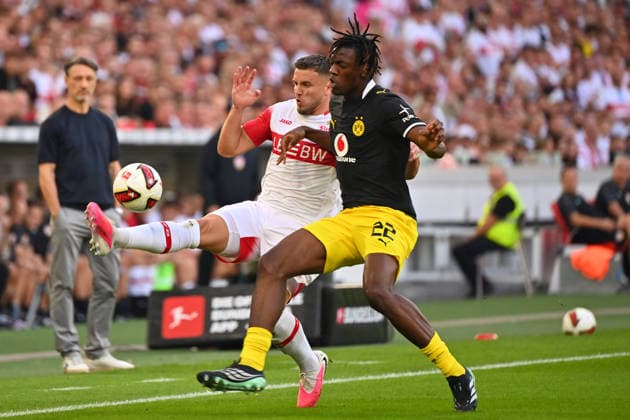 Joane GADOU (Borussia Dortmund), Aktion,Zweikampf gegen Ermedin DEMIROVIC (VFB Stuttgart). Fussball 1. Bundesliga Saison 2026 2027, 4.Spieltag, Spieltag04, VfB Stuttgart - Borussia Dortmund am 19.09.2026 , MHP ARENA