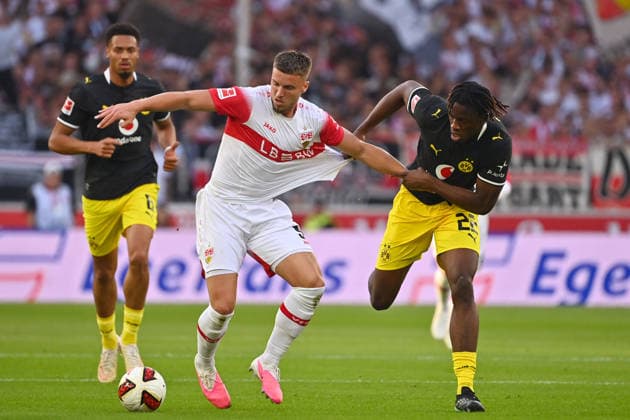 Joane GADOU (Borussia Dortmund), Aktion,Zweikampf gegen Ermedin DEMIROVIC (VFB Stuttgart). Fussball 1. Bundesliga Saison 2026 2027, 4.Spieltag, Spieltag04, VfB Stuttgart - Borussia Dortmund am 19.09.2026 , MHP ARENA