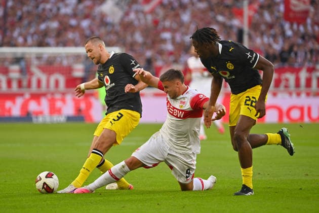 v.li: Ramy BENSEBAINI (Borussia Dortmund), srg09, Joane GADOU (Borussia Dortmund), Aktion,Zweikampf. Fussball 1. Bundesliga Saison 2026 2027, 4.Spieltag, Spieltag04, VfB Stuttgart - Borussia Dortmund am 19.09.2026 , MHP ARENA