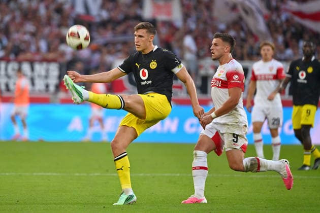 Nico SCHLOTTERBECK (Borussia Dortmund) Aktion,Zweikampf gegen Ermedin DEMIROVIC (VFB Stuttgart). Fussball 1. Bundesliga Saison 2026 2027, 4.Spieltag, Spieltag04, VfB Stuttgart - Borussia Dortmund am 19.09.2026 , MHP ARENA