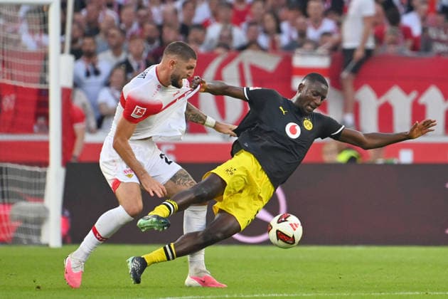 Jeff CHABOT (VFB Stuttgart), Aktion,Zweikampf gegen Serhou GUIRASSY (DO). Fussball 1. Bundesliga Saison 2026 2027, 4.Spieltag, Spieltag04, VfB Stuttgart - Borussia Dortmund am 19.09.2026 , MHP ARENA