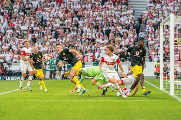 19.09.2026, xdaymx, Fussball 1.Bundesliga, VfB Stuttgart - Borussia Dortmund. Chaos im Strafraum, nachdem Fabian Bredlow (VfB Stuttgart) den Ball nicht fangen konnte, Maximilian Mittelstädt (VfB Stuttgart) kann jedoch gegen Nico Schlotterbeck (Borussia Dortmund) und Serhou Guirassy (Borussia Dortmund) verteidigen. (DFL DFB REGULATIONS PROHIBIT ANY USE OF PHOTOGRAPHS as IMAGE SEQUENCES and or QUASI-VIDEO) Stuttgart