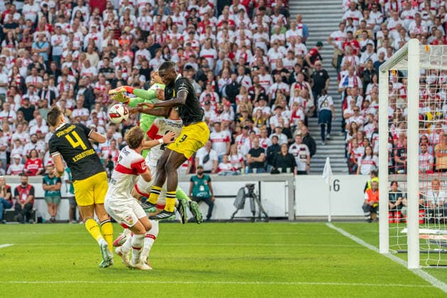 19.09.2026, xdaymx, Fussball 1.Bundesliga, VfB Stuttgart - Borussia Dortmund. Fabian Bredlow (VfB Stuttgart) hat Probleme den Ball im Strafraum zu fangen, Nico Schlotterbeck (Borussia Dortmund) und Serhou Guirassy (Borussia Dortmund) können jedoch kein Tor erzielen. (DFL DFB REGULATIONS PROHIBIT ANY USE OF PHOTOGRAPHS as IMAGE SEQUENCES and or QUASI-VIDEO) Stuttgart