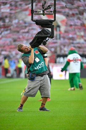 Mitarbeiter TV reinigt Linse der Spidercam Spydercam VfB Stuttgart vs Borussia Dortmund BVB 19.09.2026 DFL REGULATIONS PROHIBIT ANY USE OF PHOTOGRAPHS AS IMAGE SEQUENCES AND OR QUASI-VIDEO VfB Stuttgart vs Borussia Dortmund BVB