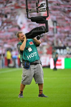 Mitarbeiter TV reinigt Linse der Spidercam Spydercam VfB Stuttgart vs Borussia Dortmund BVB 19.09.2026 DFL REGULATIONS PROHIBIT ANY USE OF PHOTOGRAPHS AS IMAGE SEQUENCES AND OR QUASI-VIDEO VfB Stuttgart vs Borussia Dortmund BVB