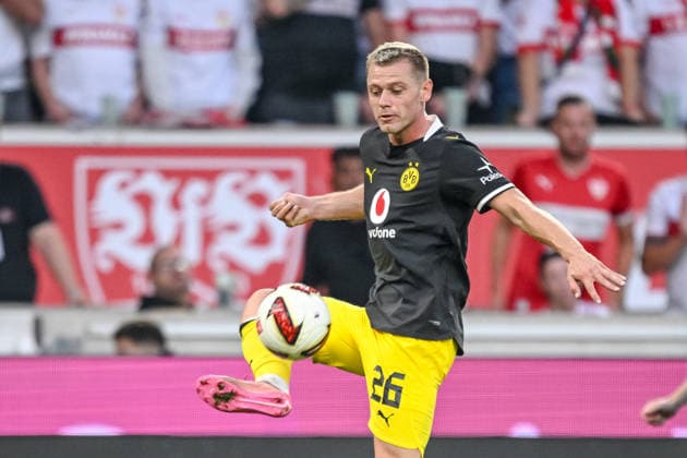 Julian Ryerson (Borussia Dortmund) in Aktion, am Ball, Einzelaktion waehrend des spiels der 1. Bundesliga zwischen VfB Stuttgart und Borussia Dortmund, MHPArena am 19. September 2026 in Stuttgart, Deutschland. (Foto von Harry Langer DeFodi Images) +++ Julian Ryerson (Borussia Dortmund) controls the Ball during the Bundesliga match between VfB Stuttgart and Borussia Dortmund at MHPArena on September 19, 2026 in Stuttgart, Germany. (Photo by Harry Langer DeFodi Images) DFB DFL REGULATIONS PROHIBIT ANY USE OF PHOTOGRAPHS AS IMAGE SEQUENCES AND OR QUASI-VIDEO. (Photo by Harry Langer DeFodi Images) DFB DFL REGULATIONS PROHIBIT ANY USE OF PHOTOGRAPHS AS IMAGE SEQUENCES AND OR QUASI-VIDEO. -