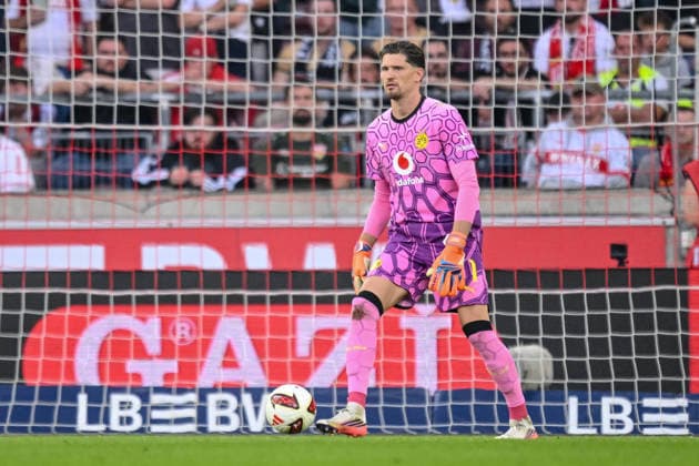 Torwart Gregor Kobel (Borussia Dortmund) in Aktion, am Ball, Einzelaktion waehrend des spiels der 1. Bundesliga zwischen VfB Stuttgart und Borussia Dortmund, MHPArena am 19. September 2026 in Stuttgart, Deutschland. (Foto von Harry Langer DeFodi Images) +++ Torwart Gregor Kobel (Borussia Dortmund) controls the Ball during the Bundesliga match between VfB Stuttgart and Borussia Dortmund at MHPArena on September 19, 2026 in Stuttgart, Germany. (Photo by Harry Langer DeFodi Images) DFB DFL REGULATIONS PROHIBIT ANY USE OF PHOTOGRAPHS AS IMAGE SEQUENCES AND OR QUASI-VIDEO. (Photo by Harry Langer DeFodi Images) DFB DFL REGULATIONS PROHIBIT ANY USE OF PHOTOGRAPHS AS IMAGE SEQUENCES AND OR QUASI-VIDEO. -