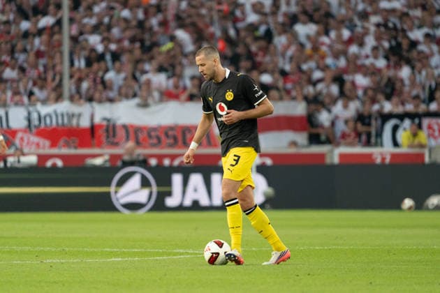 Waldemar Anton (Borussia Dortmund, 03), GER, VfB Stuttgart vs. Borussia Dortmund, Fussball, 1. Bundesliga, 4. Spieltag, Spielzeit 2026 2027, 19.09.2026, DFL REGULATIONS PROHIBIT ANY USE OF PHOTOGRAPHS AS IMAGE SEQUENCES AND OR QUASI-VIDEO, GER, VfB Stuttgart vs. Borussia Dortmund, Fussball, 1. Bundesliga, 4. Spieltag, Spielzeit 2026 2027, 19.09.2026, Stuttgart Copyright: xEibner-Pressefoto EdwardxCheungx EP_ECG