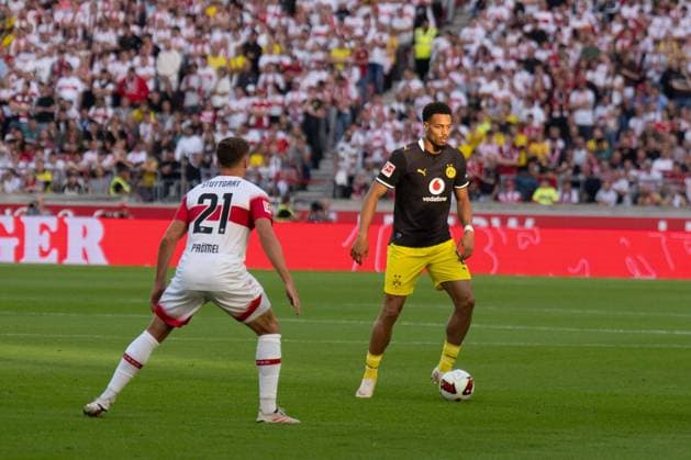 19.09.2026: Fußball: VfB Stuttgart - Borussia Dortmund, 4. Spieltag der 1. Bundesliga in der MHP Arena Felix Nmecha (Borussia Dortmund, 8) VS Grischa Promel (VfB Stuttgart, 21) WICHTIGER HINWEIS: Gemäß den Vorgaben der DFL und des DFB ist es untersagt, in dem Stadion und oder vom Spiel angefertigte Fotoaufnahmen in Form von Sequenzbildern und oder videoähnlichen Fotostrecken zu verwerten bzw. verwerten zu lassen. Copyright: xJamesxZabelx