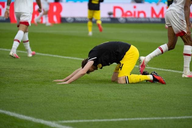 19.09.2026: Fußball: VfB Stuttgart - Borussia Dortmund, 4. Spieltag der 1. Bundesliga in der MHP Arena Maximilian Beier (Borussia Dortmund, 14) unzufrieden am Boden. WICHTIGER HINWEIS: Gemäß den Vorgaben der DFL und des DFB ist es untersagt, in dem Stadion und oder vom Spiel angefertigte Fotoaufnahmen in Form von Sequenzbildern und oder videoähnlichen Fotostrecken zu verwerten bzw. verwerten zu lassen. Copyright: xJamesxZabelx