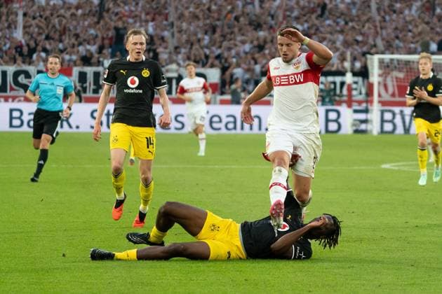 Zweikampf Ermedin Demirovic (VfB Stuttgart, 09), Joane Gadou (Borussia Dortmund, 22), GER, VfB Stuttgart vs. Borussia Dortmund, Fussball, 1. Bundesliga, 4. Spieltag, Spielzeit 2026 2027, 19.09.2026, DFL REGULATIONS PROHIBIT ANY USE OF PHOTOGRAPHS AS IMAGE SEQUENCES AND OR QUASI-VIDEO, GER, VfB Stuttgart vs. Borussia Dortmund, Fussball, 1. Bundesliga, 4. Spieltag, Spielzeit 2026 2027, 19.09.2026, Stuttgart Copyright: xEibner-Pressefoto EdwardxCheungx EP_ECG
