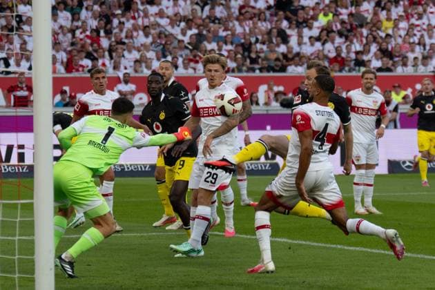 19.09.2026: Fußball: VfB Stuttgart - Borussia Dortmund, 4. Spieltag der 1. Bundesliga in der MHP Arena Faustabwehr Fabian Bredlow (VfB Stuttgart, 1) nach Ecke WICHTIGER HINWEIS: Gemäß den Vorgaben der DFL und des DFB ist es untersagt, in dem Stadion und oder vom Spiel angefertigte Fotoaufnahmen in Form von Sequenzbildern und oder videoähnlichen Fotostrecken zu verwerten bzw. verwerten zu lassen. Copyright: xJamesxZabelx